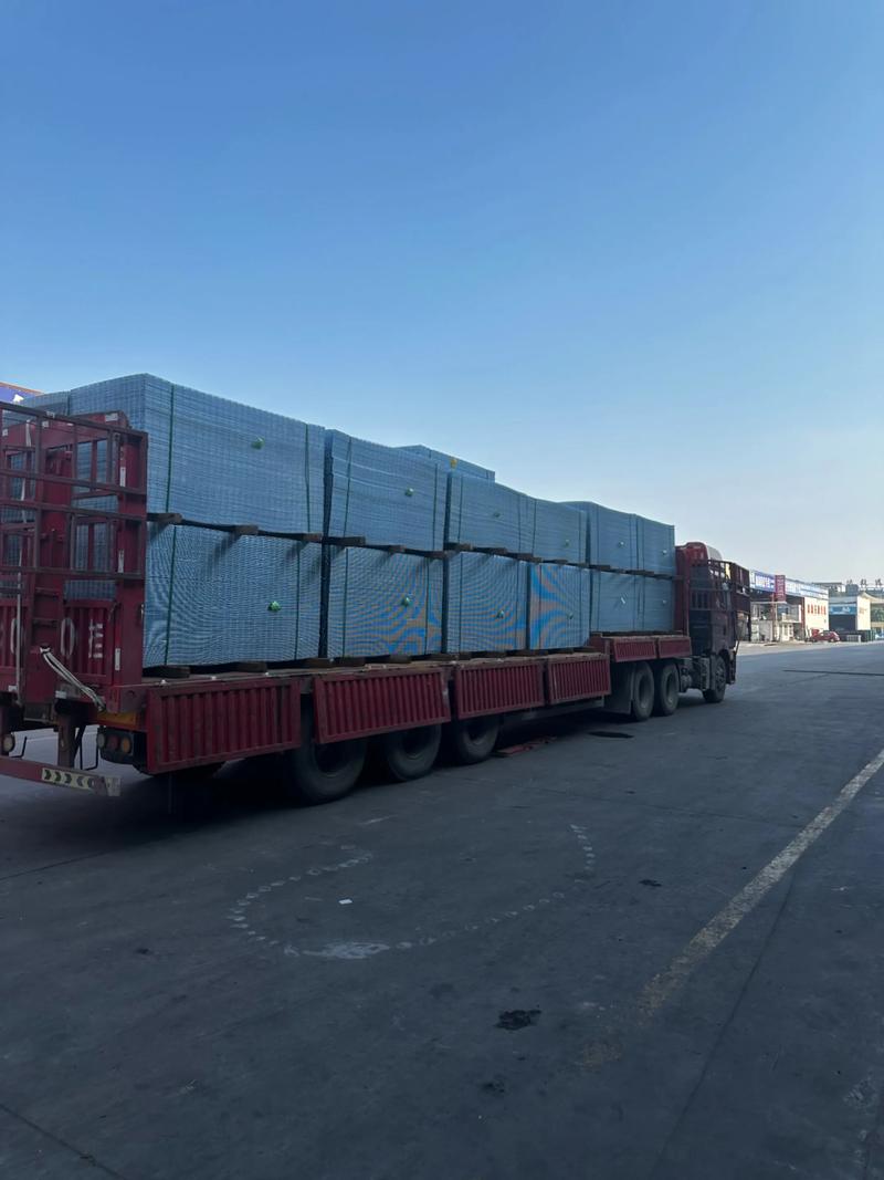护栏网厂家定做的一批浸塑铁丝网围栏已装好车定做铁丝网围栏用于