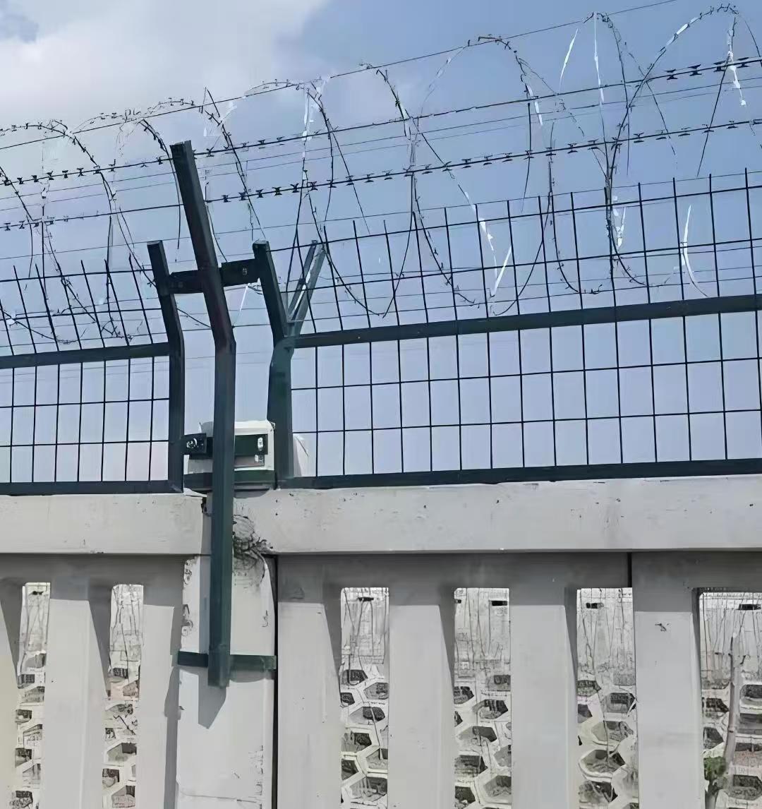 我去,这铁丝网也太结实了吧!铁路护栏网a铁路防护栏a铁路护栏加高网a
